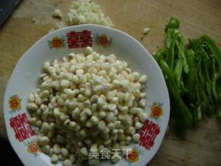 青椒玉米粒的做法步骤：1
