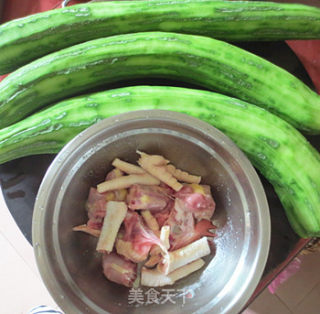 鸡骨丝瓜汤的做法步骤：1