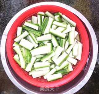 鸡骨丝瓜汤的做法步骤：2