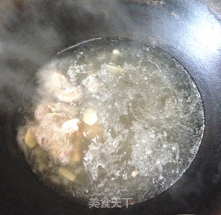 鸡骨丝瓜汤的做法步骤：3