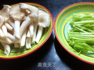 芹菜小菇的做法步骤：1