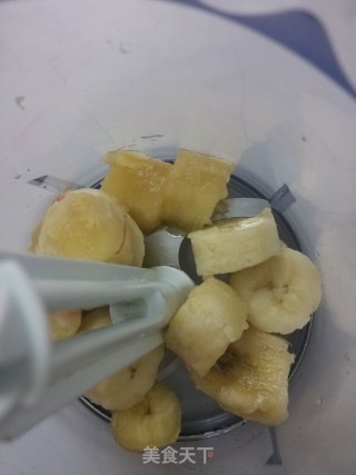 香蕉火龙果蛋糕的做法步骤：2