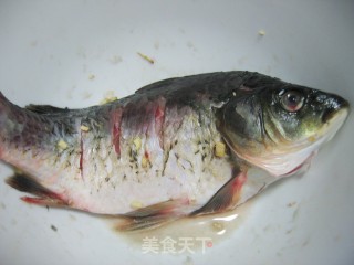 豆瓣酱烧鲫鱼的做法步骤：1
