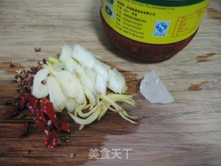 豆瓣酱烧鲫鱼的做法步骤：2