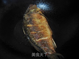 豆瓣酱烧鲫鱼的做法步骤：3