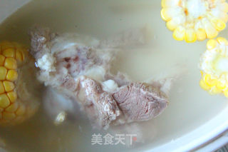 玉米筒骨汤的做法步骤：3