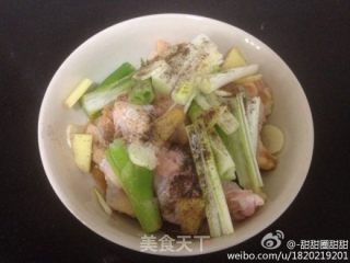 脆皮炸鸡的做法步骤：2