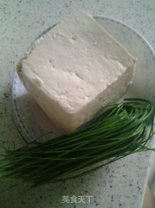 豆腐盖被～韭菜清炖豆腐的做法步骤：1