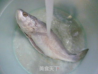 剁椒蒸白果子鱼的做法步骤：2