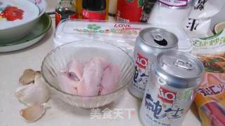 啤酒鸡翅的做法步骤：1