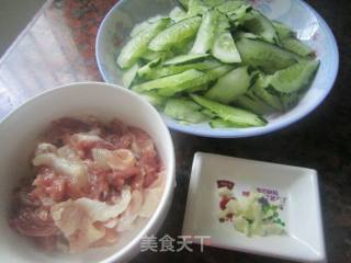 黄瓜炒肉片的做法步骤：1