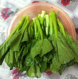 白灼菜心的做法步骤：1