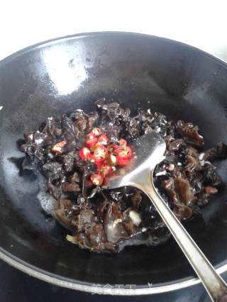 鸡汁木耳的做法步骤：3