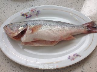 清蒸鲈鱼的做法步骤：1