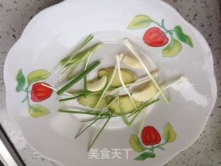 清蒸鲈鱼的做法步骤：3