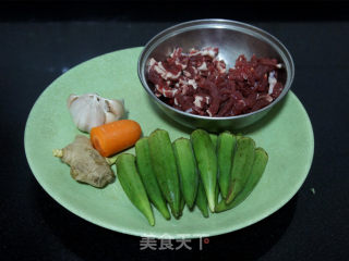 秋葵炒牛肉的做法步骤：1