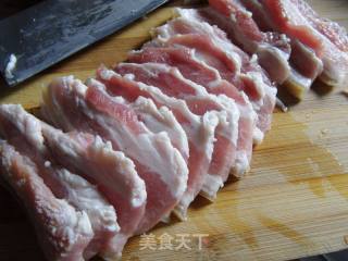 东北酸菜汆白肉的做法步骤：2