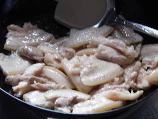 东北酸菜汆白肉的做法步骤：6
