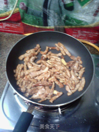 西芹炒肉的做法步骤：3