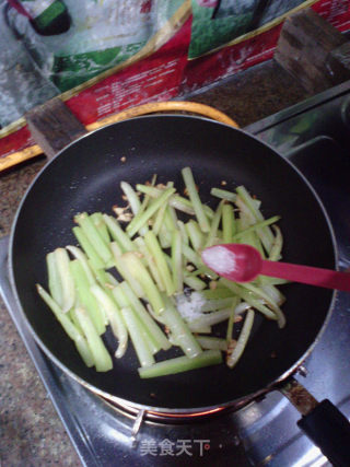 西芹炒肉的做法步骤：6