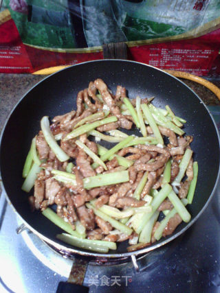 西芹炒肉的做法步骤：9