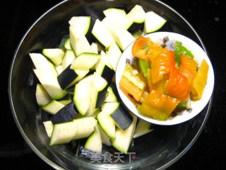 小瓜炒肉的做法步骤：2
