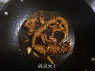 洋葱爆炒大肠的做法步骤：1