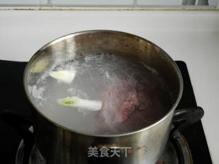 锅盔回锅肉的做法步骤：1