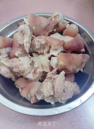 【夏日，餐桌上的酸甜开胃】话梅烧猪蹄的做法步骤：1