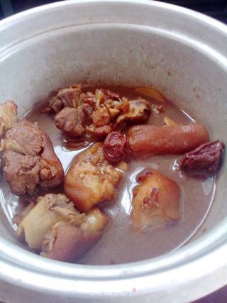 【夏日，餐桌上的酸甜开胃】话梅烧猪蹄的做法步骤：6