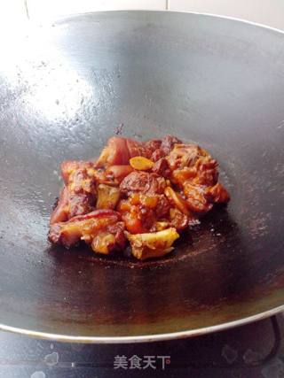 【夏日，餐桌上的酸甜开胃】话梅烧猪蹄的做法步骤：7