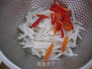 双椒炒萝卜丝的做法步骤：1