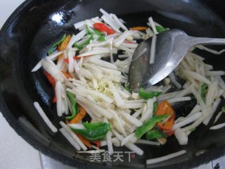 双椒炒萝卜丝的做法步骤：7