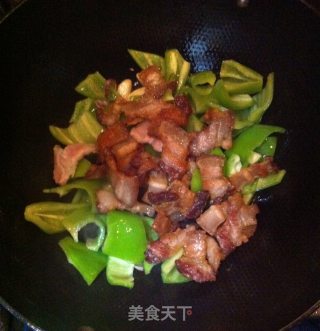 五花肉炒青辣椒的做法步骤：5