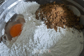 红糖鸡蛋摊饼的做法步骤：1