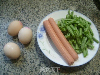 火腿肠带豆炒鸡蛋的做法步骤：1