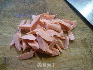 火腿肠带豆炒鸡蛋的做法步骤：2