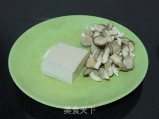 蘑菇油菜豆腐汤的做法步骤：1