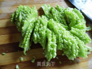 豆豉炒苦瓜的做法步骤：1