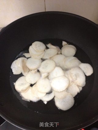 鸡腿菇炒胡萝卜的做法步骤：2