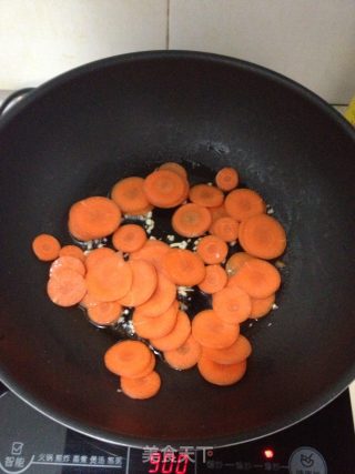鸡腿菇炒胡萝卜的做法步骤：4