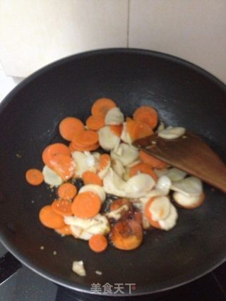 鸡腿菇炒胡萝卜的做法步骤：5