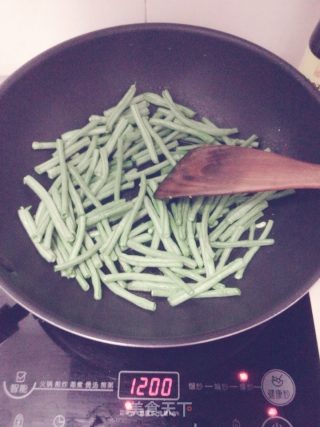 茄子炒豆角的做法步骤：3