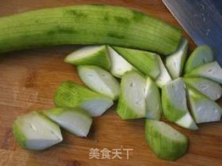 丝瓜炒荔枝的做法步骤：2