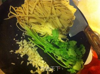 凉拌青瓜豆腐皮的做法步骤：1