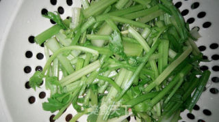 香芹炒鸡的做法步骤：1