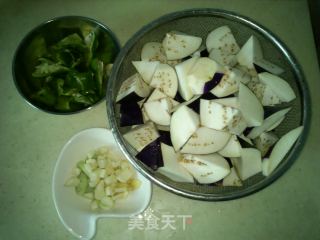 家常烧茄子的做法步骤：1