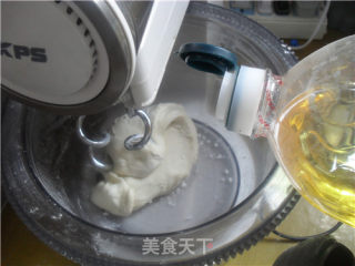 火腿虾仁披萨的做法步骤：3