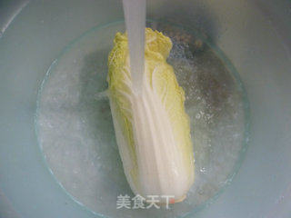 娃娃菜炒腊鸡腿的做法步骤：2
