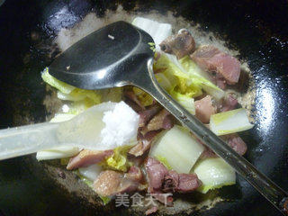 娃娃菜炒腊鸡腿的做法步骤：9